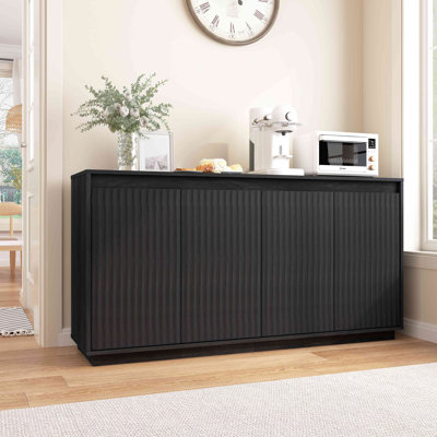 Buffet à 4 portes en bois avec prise de courant, armoire d'appoint à texture verticale ondulée avec conception sans poignée (bord de la porte comme poignée), armoire de rangement de cuisine autoportante