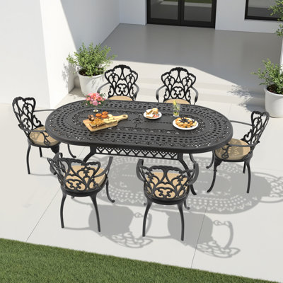 Table de salle à manger ovale de patio de 208 cm (81,89 po) de long avec trou pour parasol et 6 fauteuils avec coussins beiges, ensemble de 7 pièces