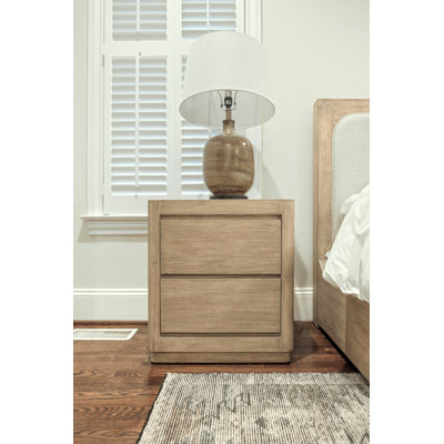 Table de chevet luxueuse en chêne malaisien massif avec finition naturelle patinée, conception moderne élégante à profil bas, tiroirs à roulement à billes à pleine extension, joints en queue d'aronde et ports d'alimentation et USB intégrés pour une commodité ultime