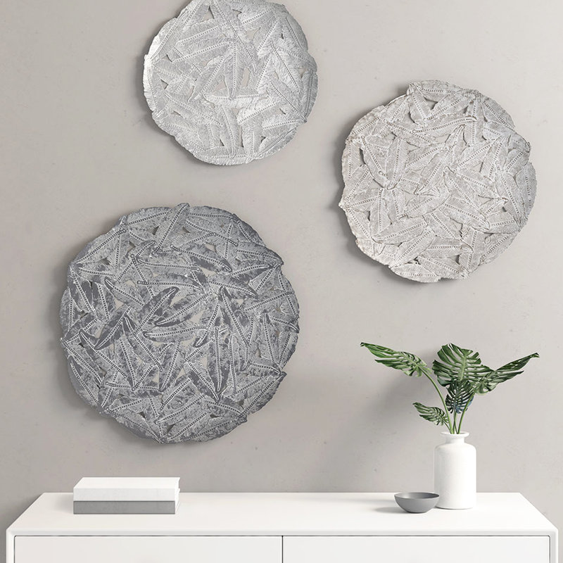 3 pièces d'art mural en métal avec une plume texturée - teinte grise, 20 po, 17,25 po, 14,25 po, suspendu à l'intérieur