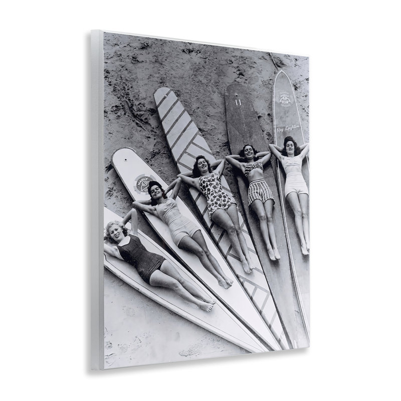 Plaque murale rétro femmes sur planches de surf, design par Arlington Prints