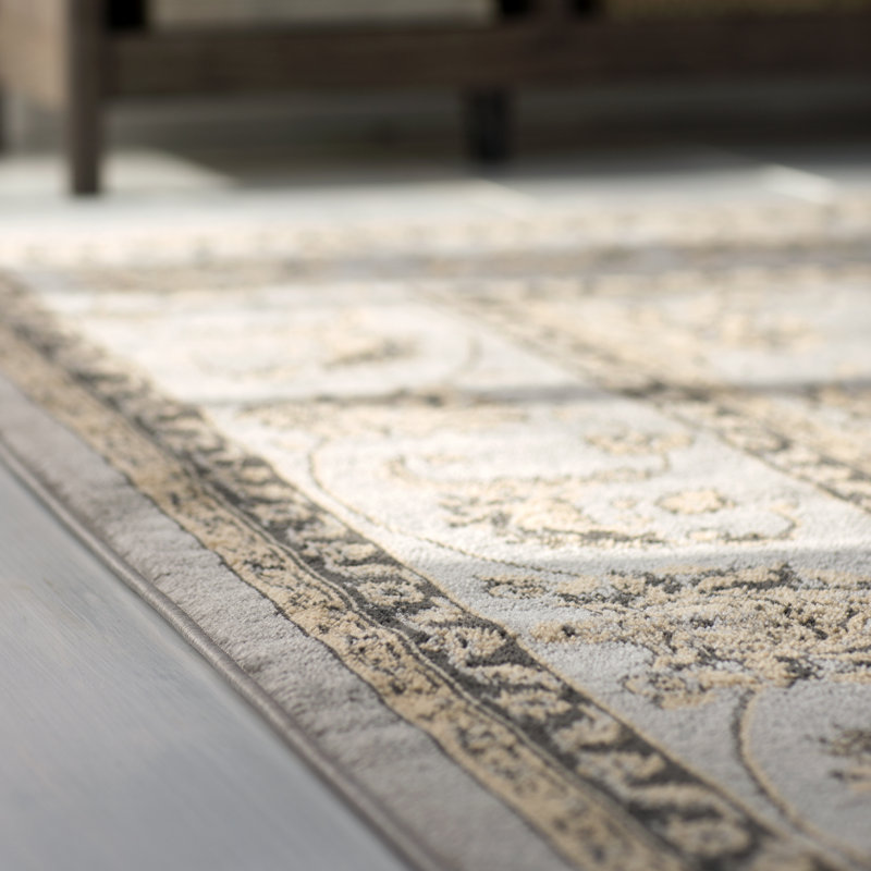 Tapis performance gris à motif floral traditionnel 5 x 7 Dyana, Rectangle 5 pi 2 po x 7 pi 2 po