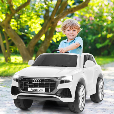 Les enfants montent sur une voiture