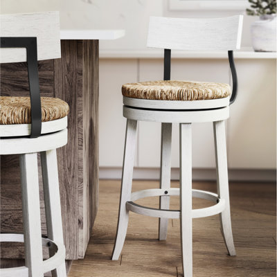 Tabouret de bar d'une hauteur de 31 po avec siège en ruppie naturelle, cadre blanc récupéré, retour à 180 degrés, supports en acier noir, repose-pieds, patins, pieds incurvés pour piano-bar, finition en bois, métal automatique