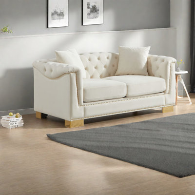 Élégant canapé en velours au design compact Chesterfield, parfait pour la maison