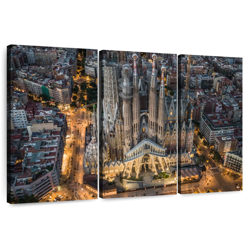 Lilie Sagrada Familia la nuit, H 24 po x l 38 po