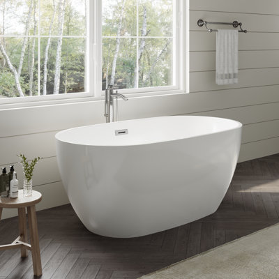 Baignoire autoportante 55 po Juno en blanc, bonde en chrome poli, garniture de trop-plein et robinet de plancher en chrome poli