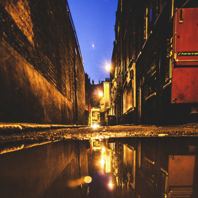 Dark alleys in london 525298181
