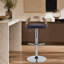 Tabouret de bar réglable avec pivot en métal chromé, bois gris clair et similicuir noir avec repose-pieds arrondi en T - ensemble de 3