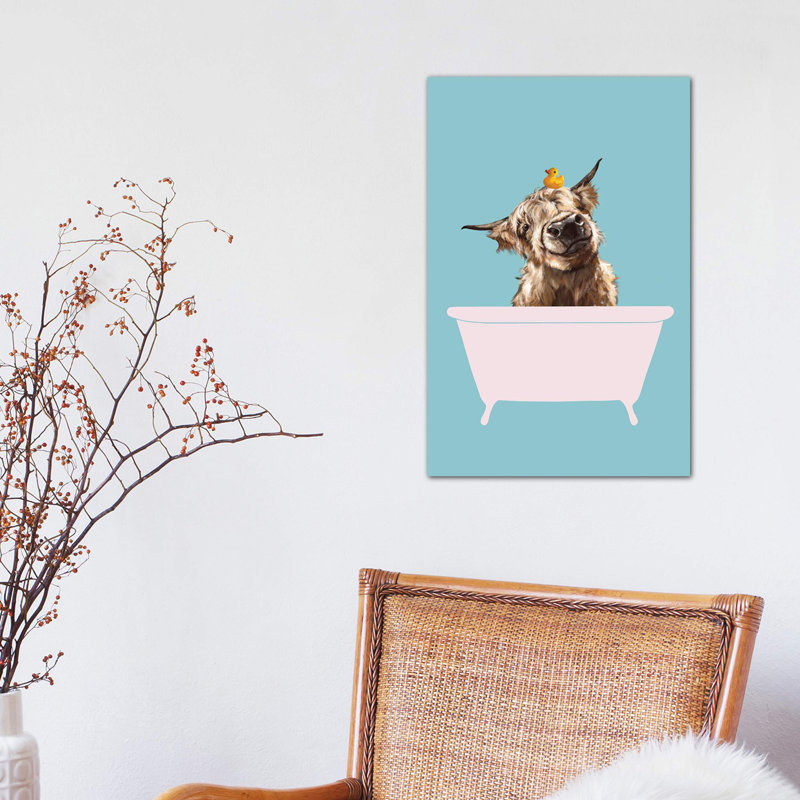 «Playful Highland Cow in Bathaign» par Big Nose Work - impression d'art graphique, H 26 po x l 18 po x 1,5 po, Toile tendue