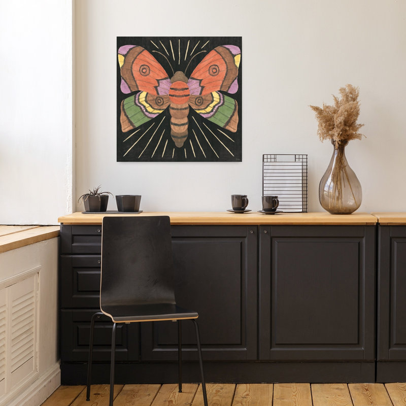 Spooky Chic VI Contemporary Moth Art, H 18 po x l 18 po