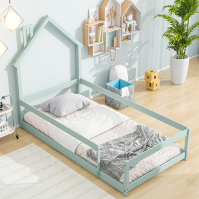 Lit simple en bois avec tête de lit en forme de maison et clôtures, vert clair