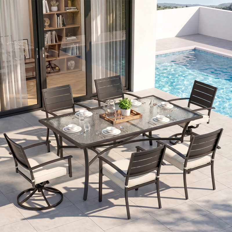 Ensemble repas d'extérieur 7 pièces Kitson, table en verre texturé extra longue avec chaises pivotantes à 360 °, structure renforcée et coussins en oléfine résistants à la décoloration