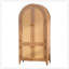 Garde-manger arqué avec tablettes réglables, portes en rotin et style campagnard pour un rangement polyvalent dans plusieurs pièces