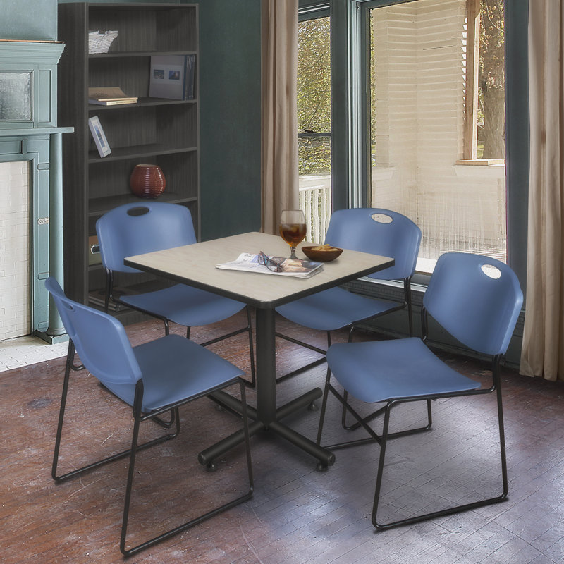 Table de salle de repos carrée Nicklas, 4 chaises empilables Zeng, Érable, Bleu