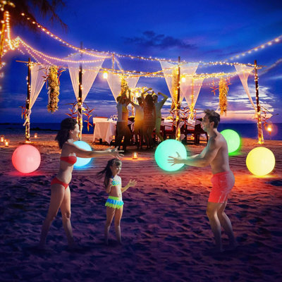 Jouets de piscine - Paquet de 4 balles de plage lumineuses pour enfants avec 8 modes d'éclairage, balles de jeux de plage pour les activités extérieures ou intérieures, décorations de plage pour enfants et adultes Glow In The Dark