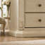 Commode 6 tiroirs l 41,7 po - Structure en bois massif, accents sculptés en résine, finition dorée irisée