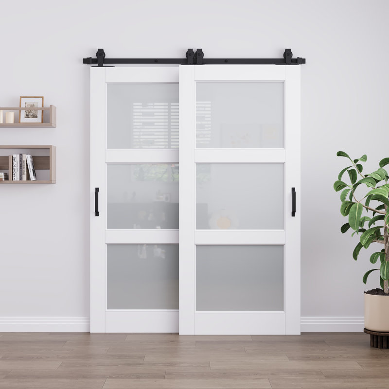 Porte de grange coulissante Bypass pré-assemblée avec panneau de porte en bois manufacturé en bois massif à 3 verres givrés et fini blanc avec trousse de quincaillerie d'installation