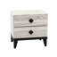 Table de chevet de chambre à coucher en crème avec poignées en forme de 2 et charme