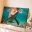 Toile, "Un dauphin ludique qui sort des eaux turquoise cristallines"-859351428