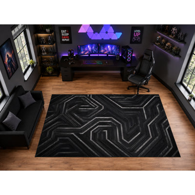 Tapis d'intérieur ultra-léger de 200 x 300 cm (6 pi 7 po x 9 pi 10 po) à motif géométrique de labyrinthe noir, idéal pour la décoration de salle de jeux. Doux et à poils courts, il est doté d'un envers antidérapant en silicone et se décline en noir et gris.