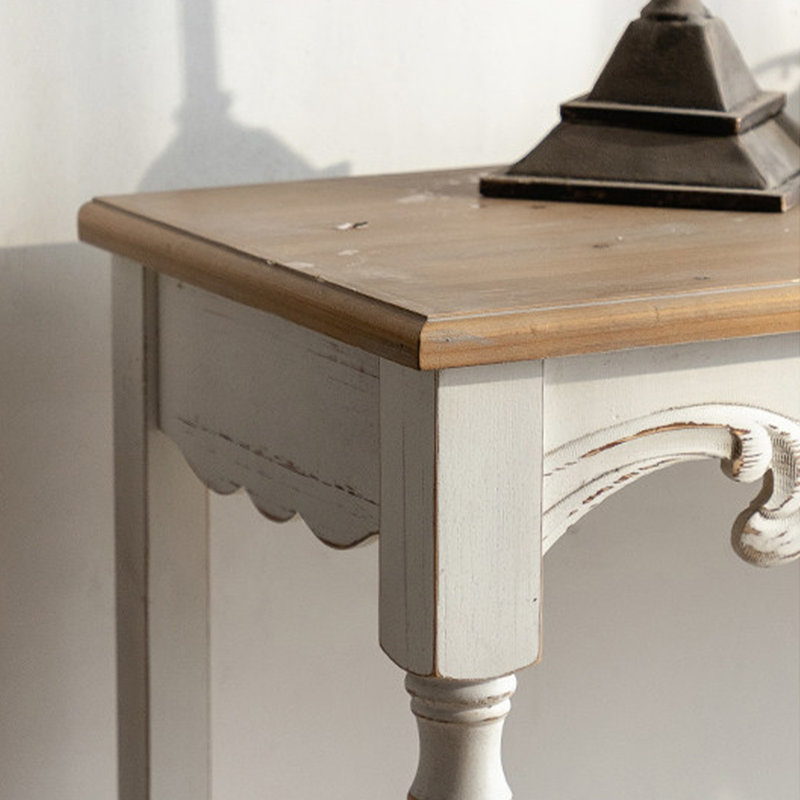 Console rustique sculptée avec pieds fuselés tournés