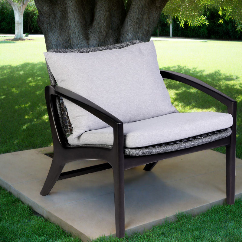 Chaise de patio robuste en eucalyptus foncé avec corde et coussins gris moderne