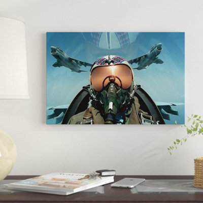 Un pilote prend un autoportrait depuis le poste de conduite d'un avion A-7 Corsair II par Stocktrek Images - Estampe numérique sur toile tendue avec châssis