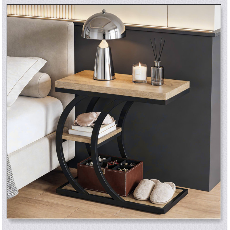 Table d'appoint en forme de C à 3 niveaux de conception contemporaine, parfaite pour ajouter élégance et fonctionnalité à votre espace de vie