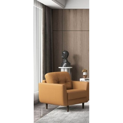 Chaise en cuir de chameau à dossier lâche et siège serré avec bouton, conception en sangle, structure intérieure en bois, accoudoirs évasés, pieds fuselés en noyer foncé de 6 po, roulement de 220 lb, coussins d'une hauteur de 17 po, siège