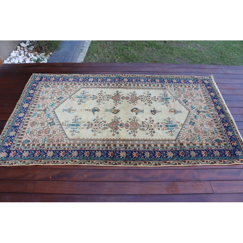 Authentique tapis turc rétro dans de belles teintes de rouge et de bleu pour un ajout chaleureux et invitant