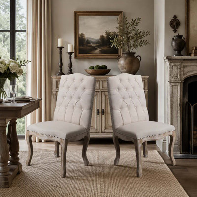 Ensemble de 2 chaises de salle à manger luxueuses, capitonnées, avec revêtement lisse et pattes en bois vieilli, parfaites pour une élégance moderne.