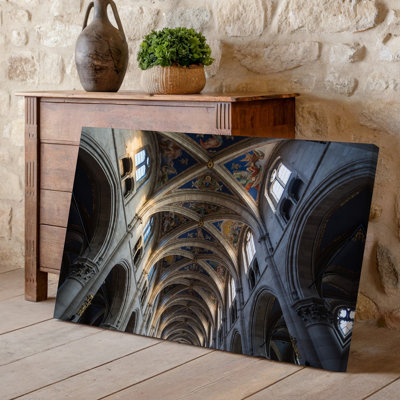 Toile d'un grand intérieur de la cathédrale gothique avec un plafond en vol, art mural richement orné de fresques complexes représentant un art mural sur toile céleste