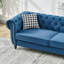 Canapé Chesterfield® en tissu d'ameublement en velours avec accoudoirs roulés et têtes de clou, canapé rembourré de style Mid-Century, canapé 2 places-553917996