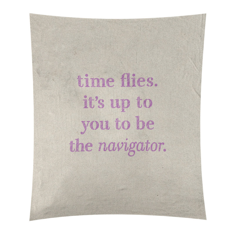 Tapisserie quote-quote time à l’écriture en polyester, H 60 po x l 51 po, Blanc / violet