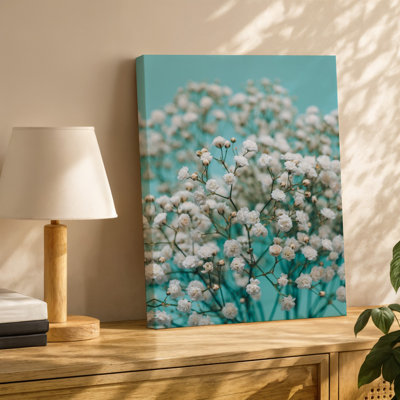 Toile, un arrangement délicat de fleurs blanches douces, principalement un art mural de bébé, le souffle remplit gracieusement le cadre créant un art mural serein et sur toile