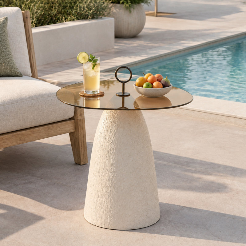 Table d'appoint intérieure avec plateau en verre brun, base texturée blanche et silhouette ronde