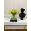 Grand arrangement de tulipes jaunes avec fausses fleurs