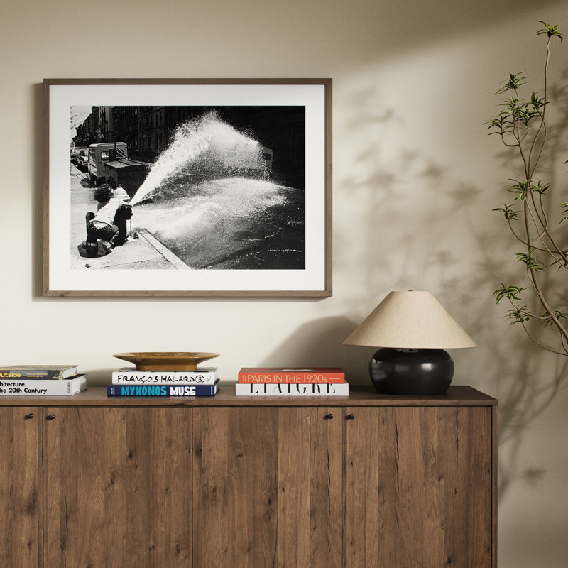 Été de New York par Barbara Alper, L 32 po x H 24 po, Rustic Walnut