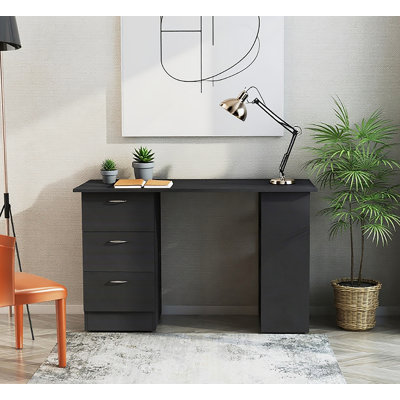 Table de travail moderne avec bureau d'ordinateur