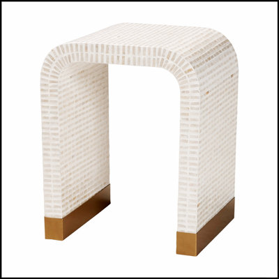 Table de bout en nacre de Capiz côtière beige et blanche, parfaite pour ajouter de l'élégance et de l'art à tout espace de vie