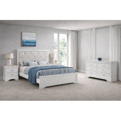 Luxury Upholstered Panel Bedroom Set with Tufted Design in White