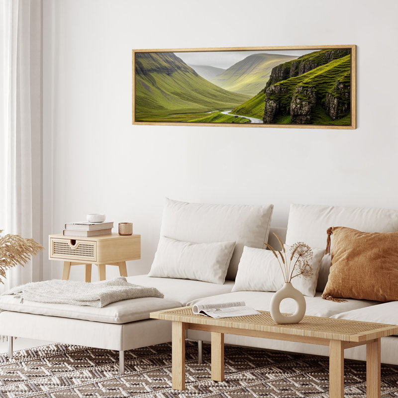 «Winding Road Through Lush Green Vallys», art mural sur toile - photographie de nature scénique pour des espaces rustiques