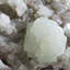 Grande apophyllite cubique gravée vert clair