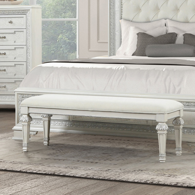 Banc traditionnel en métal avec finition argentée, boutons ronds ornés de boutons capitonnés à boutons de losanges qui ajoutent un look classique, blanc crème