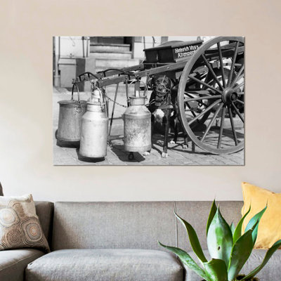 « pendant années 1930 muzzled dog utilisé pour tirer le chariot de lait assis sous the cart hambourg germany », reproduction de photo sur toile tendue