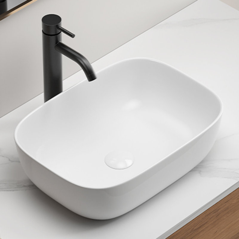 Petit lavabo vasque en porcelaine au-dessus du comptoir