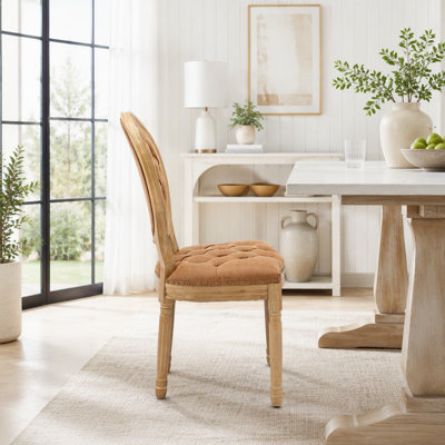 Ensemble de chaises de salle à manger capitonnées de style français, pieds en bois et garniture cloutée