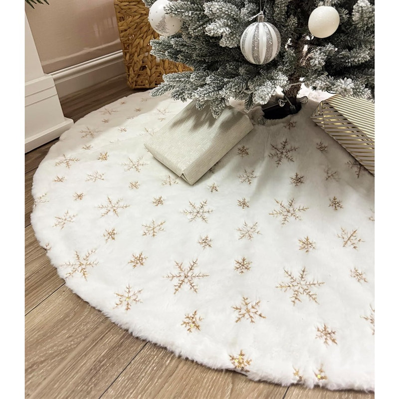 Jupe de sapin de Noël en fausse fourrure à paillettes dorées et flocons de neige – Décoration douce et moelleuse pour la base du sapin.