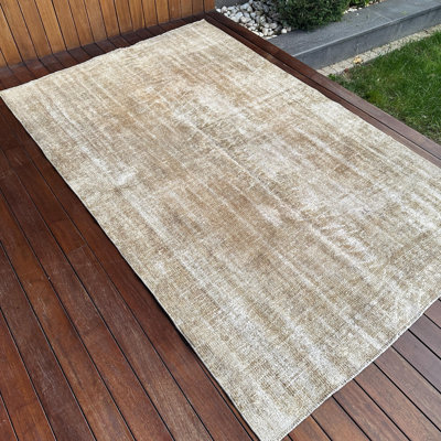 Grand tapis turc rétro Oushak brun pour une chambre à coucher ou un espace de vie avec un design anatolien coloré